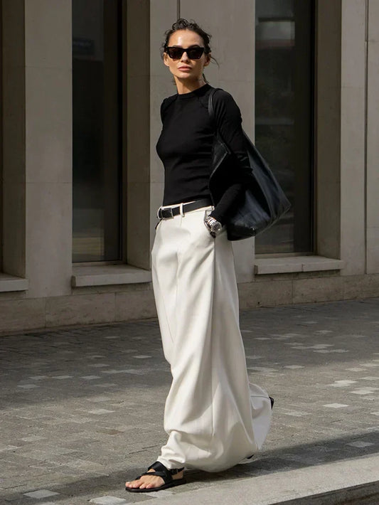 Élégante jupe à coupe en H au design simple et raffiné, parfaite pour un look classique et sophistiqué