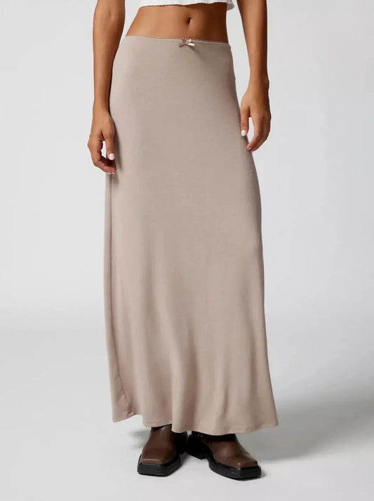 Jupe longue droite de style vintage, parfaite pour un look élégant et intemporel avec une touche rétro