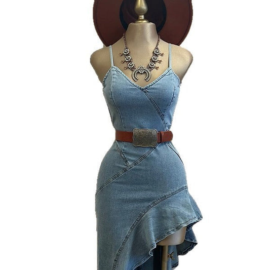 Robe asymétrique en denim à fines bretelles et volant sur le côté - Elira