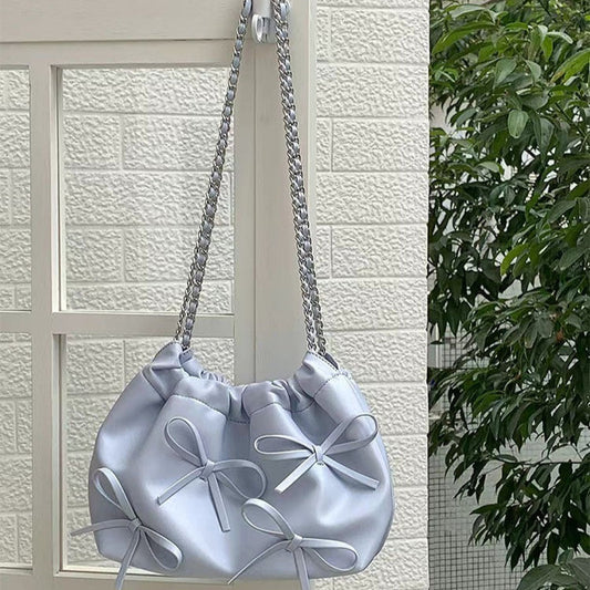 Sac à bandoulière en cuir verni de style romantique avec nœuds - Léonie
