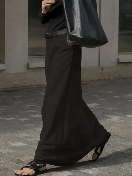 Élégante jupe à coupe en H au design simple et raffiné, parfaite pour un look classique et sophistiqué