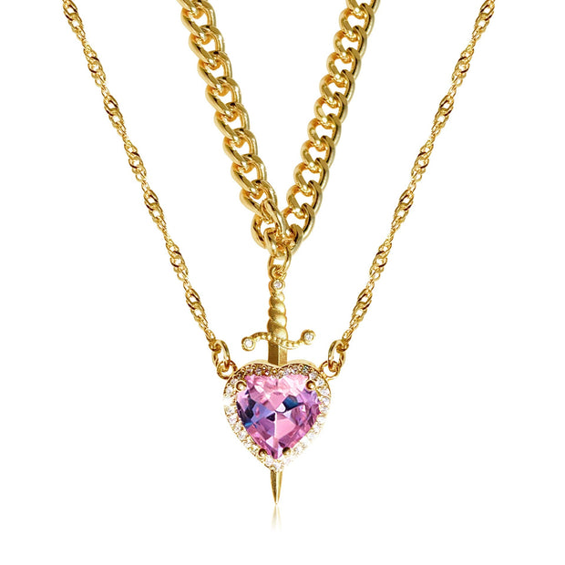Collier pour femmes avec pendentif en forme de cœur et détails d'épée