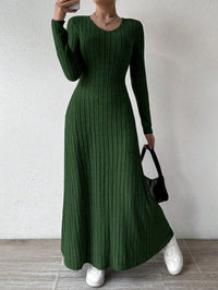 Tailliertes Damen-Strickkleid mit gerippter Silhouette - Brynja