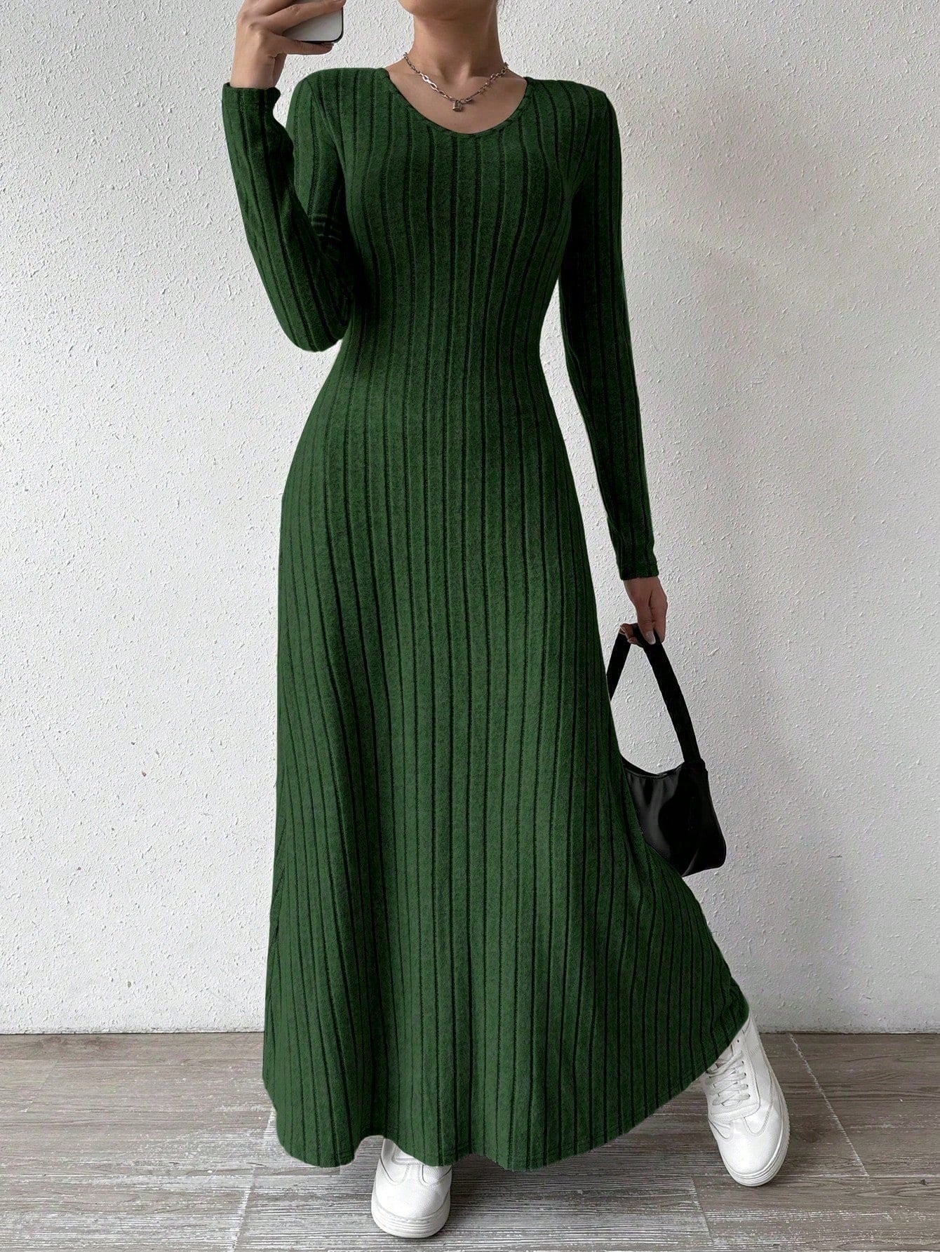 Tailliertes Damen-Strickkleid mit gerippter Silhouette - Brynja