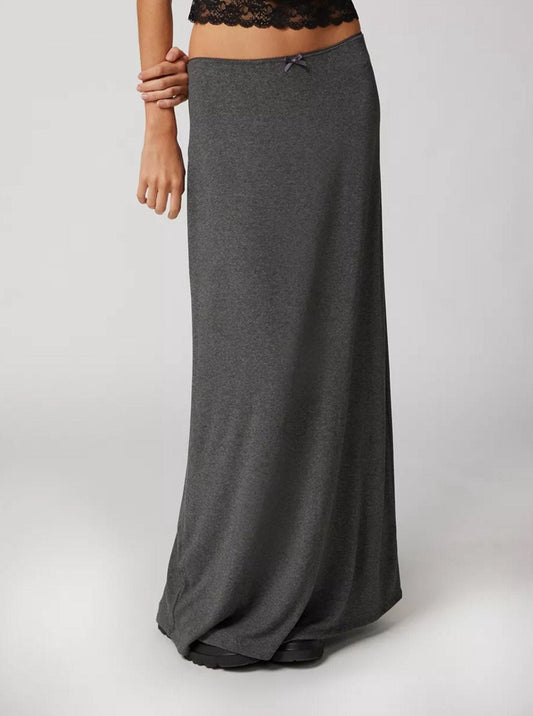 Jupe longue droite de style vintage, parfaite pour un look élégant et intemporel avec une touche rétro
