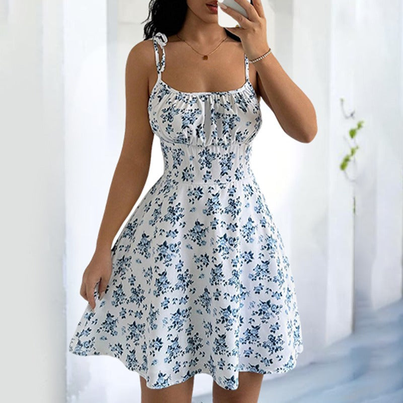 Kurzes geblümtes Damenkleid mit Trägern und Rüschen im Sommerstil - Amalia