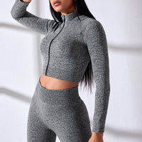 Ensemble de sport avec crop top zippé à manches longues et leggings