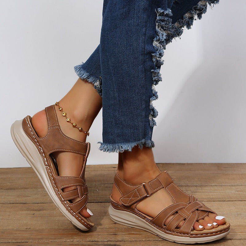 Braune lässige Crossover-Keilsandalen für Frauen - Eliane
