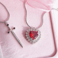 Collier pour femmes avec pendentif en forme de cœur et détails d'épée