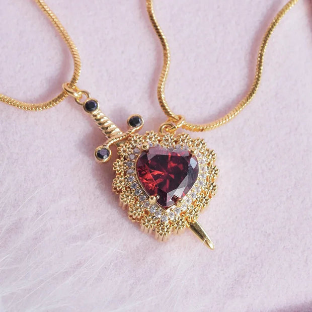 Collier pour femmes avec pendentif en forme de cœur et détails d'épée