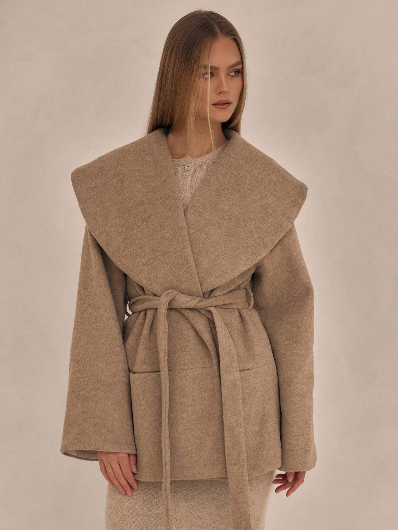 Eleganter mittellanger Mantel mit Gürtel und breitem Kragen - Liz