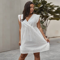 Kurzes Damenkleid mit durchbrochener Stickerei im Crossover-Stil - Camila