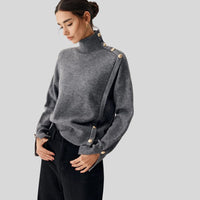 Joena - Rollkragenpullover mit asymmetrischem Knopfdetail