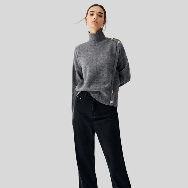 Joena - Rollkragenpullover mit asymmetrischem Knopfdetail