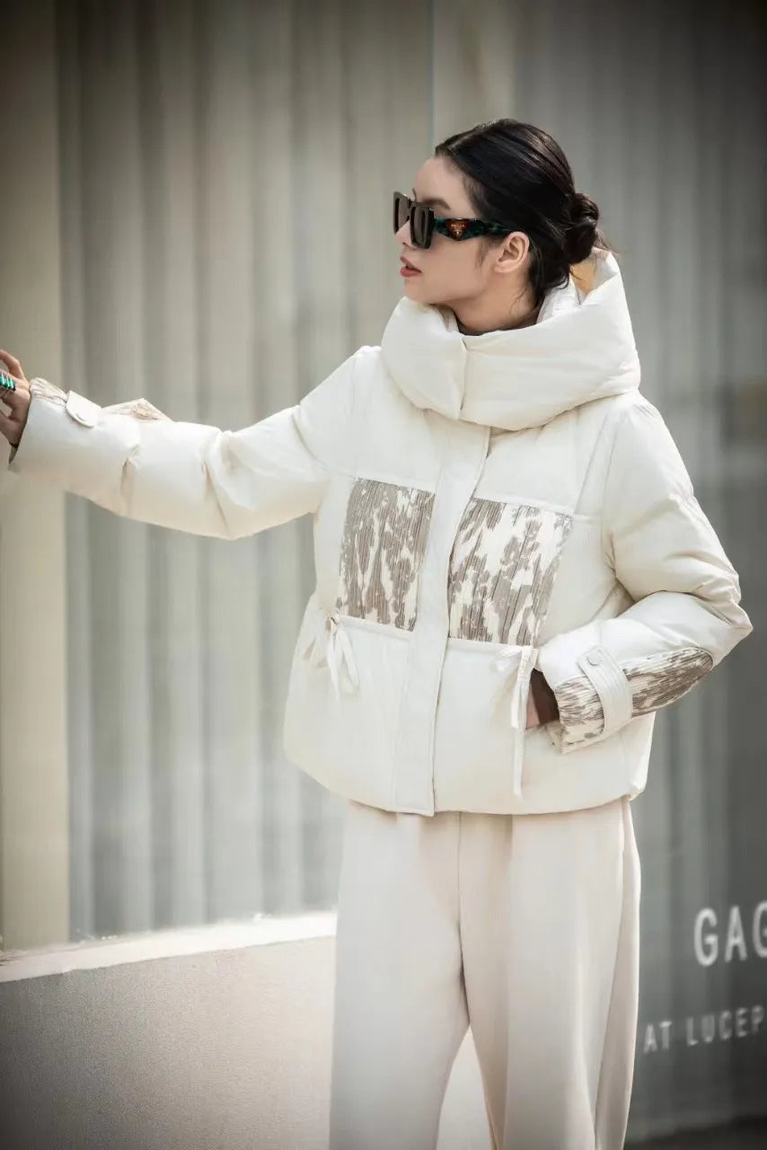 Elvy - Kurze Daunenjacke mit Kapuze und weichen Nähten