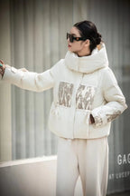 Elvy - Kurze Daunenjacke mit Kapuze und weichen Nähten