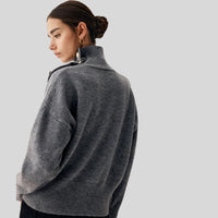 Joena - Rollkragenpullover mit asymmetrischem Knopfdetail
