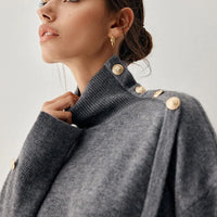 Joena - Rollkragenpullover mit asymmetrischem Knopfdetail