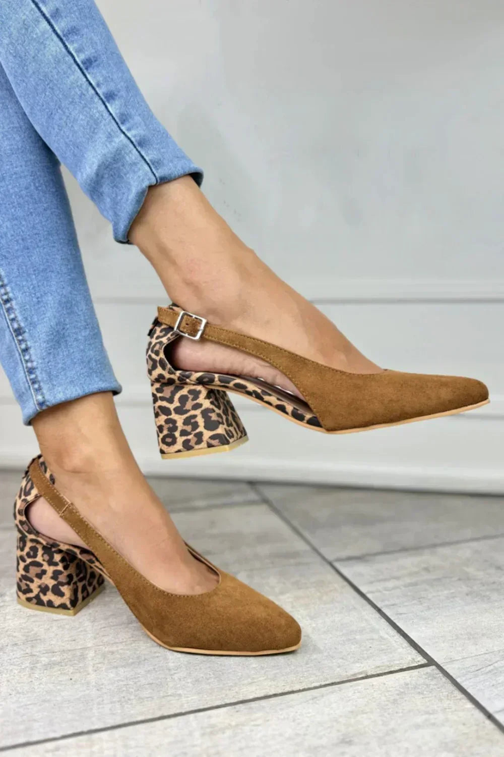 Offene Damenschuhe mit geschlossener Spitze und breitem Absatz bedruckt - Antonia