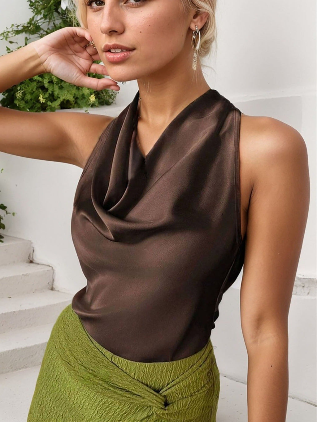 Damen ärmellose Bluse Satin drapiert Halsausschnitt braun - Loren