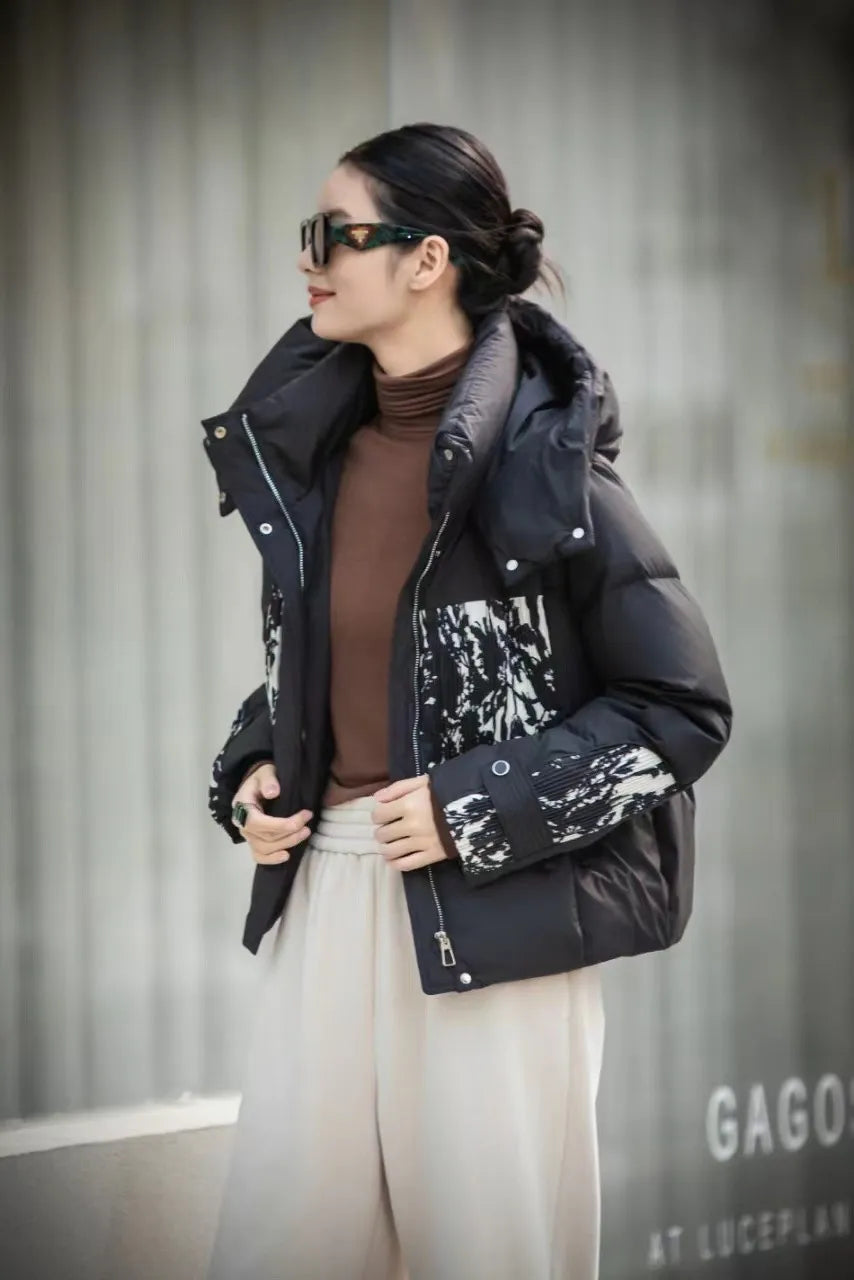 Elvy - Kurze Daunenjacke mit Kapuze und weichen Nähten