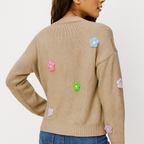 Damenstrickjacke mit dekorativer Blumenapplikation - Lily