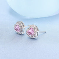 Boucles d'oreilles pour femmes avec un motif en forme de cœur et des détails étincelants