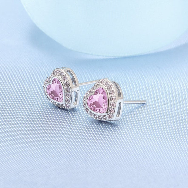 Boucles d'oreilles pour femmes avec un motif en forme de cœur et des détails étincelants
