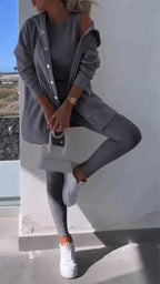 Nera - Dreiteiliges Set bestehend aus einer Strickjacke mit Kapuze, einem Oberteil und einer Hose