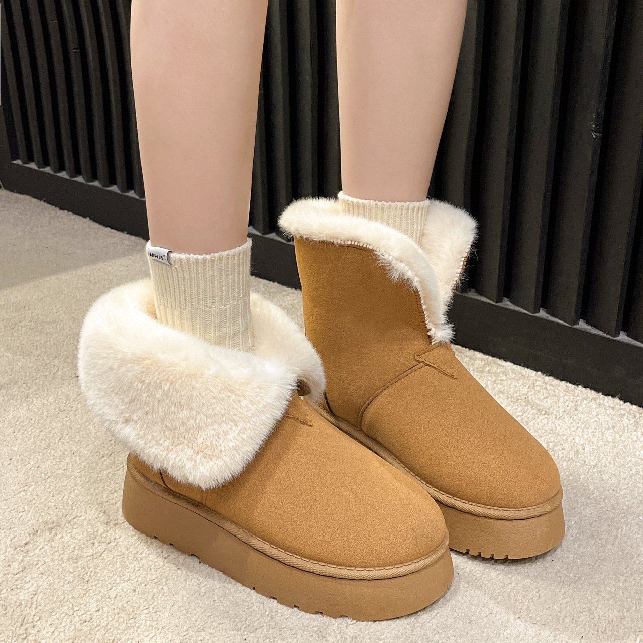 Winterliche Damenstiefeletten mit Plüschbesatz - Saivelle
