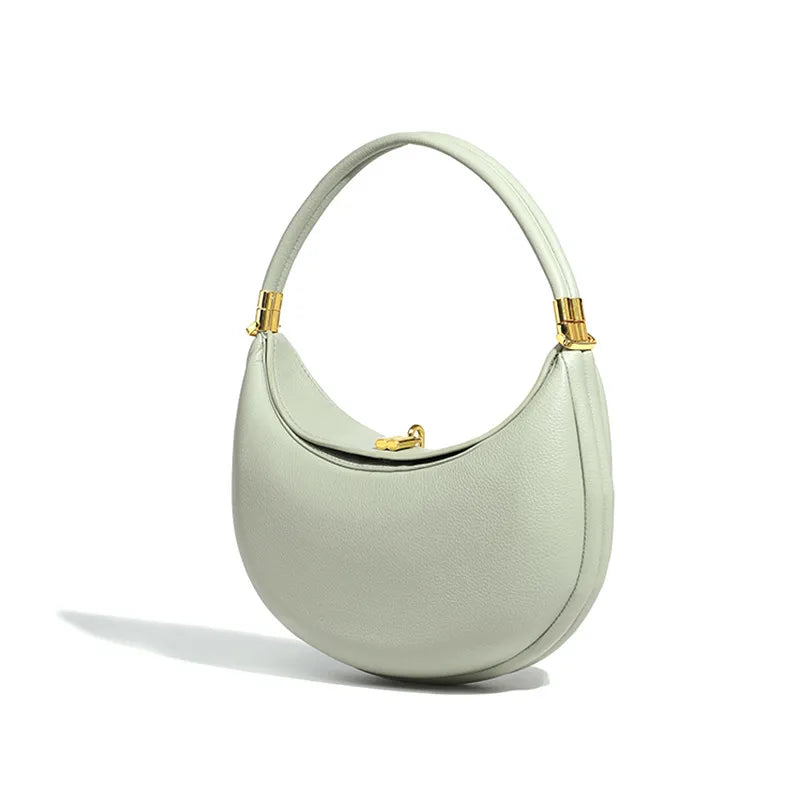 Halbmondförmige Tasche aus veganem Leder mit goldener Hardware - Yuna