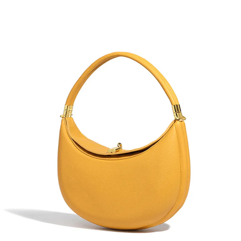 Halbmondförmige Tasche aus veganem Leder mit goldener Hardware - Yuna