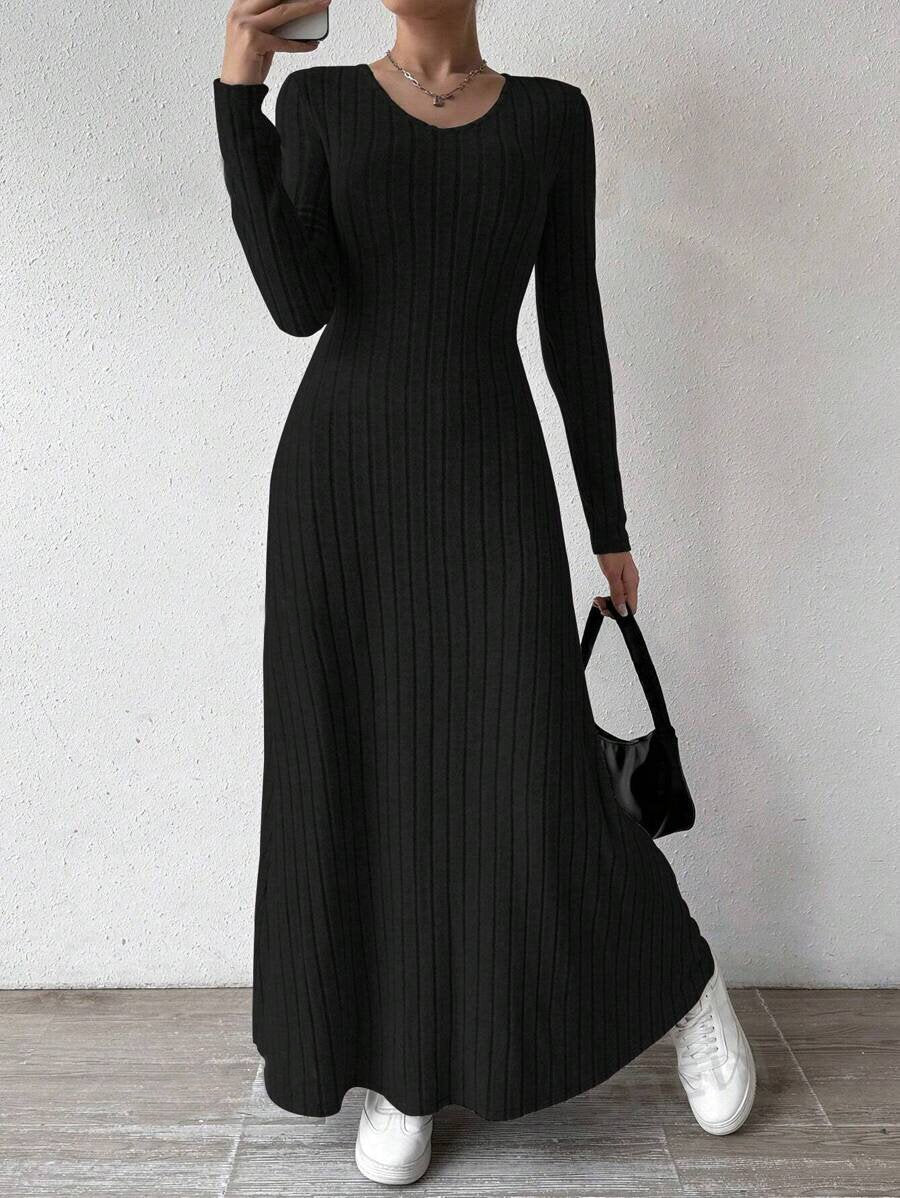 Tailliertes Damen-Strickkleid mit gerippter Silhouette - Brynja