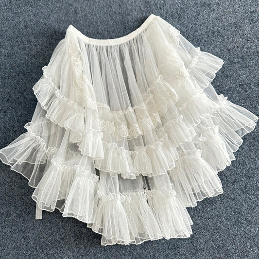 Jupe double couche élégante et romantique avec volants en dentelle de filet, parfaite pour un look sophistiqué et féminin.