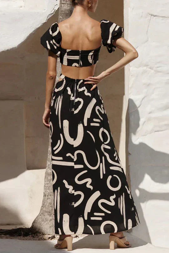 Ensemble assorti composé d'un top imprimé à épaules découvertes et d'une jupe longue avec découpes et poches, parfait pour un look d'été cool et à la mode.