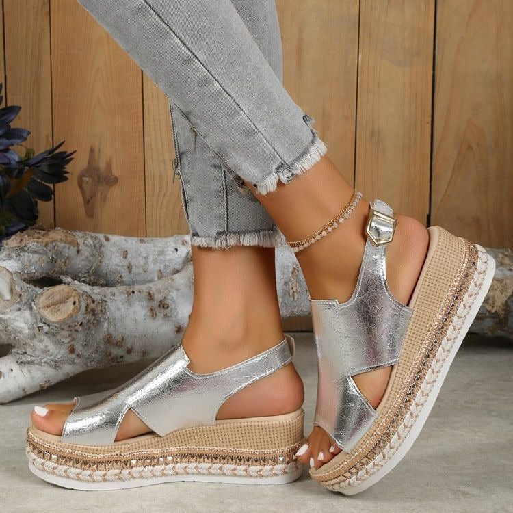 Glänzende Damen Sandalen mit geflochtenem Keil - Hellblau