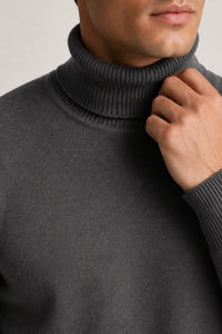 Herrenpullover mit Rollkragen, schmaler Passform, glatter Strick – Caspar