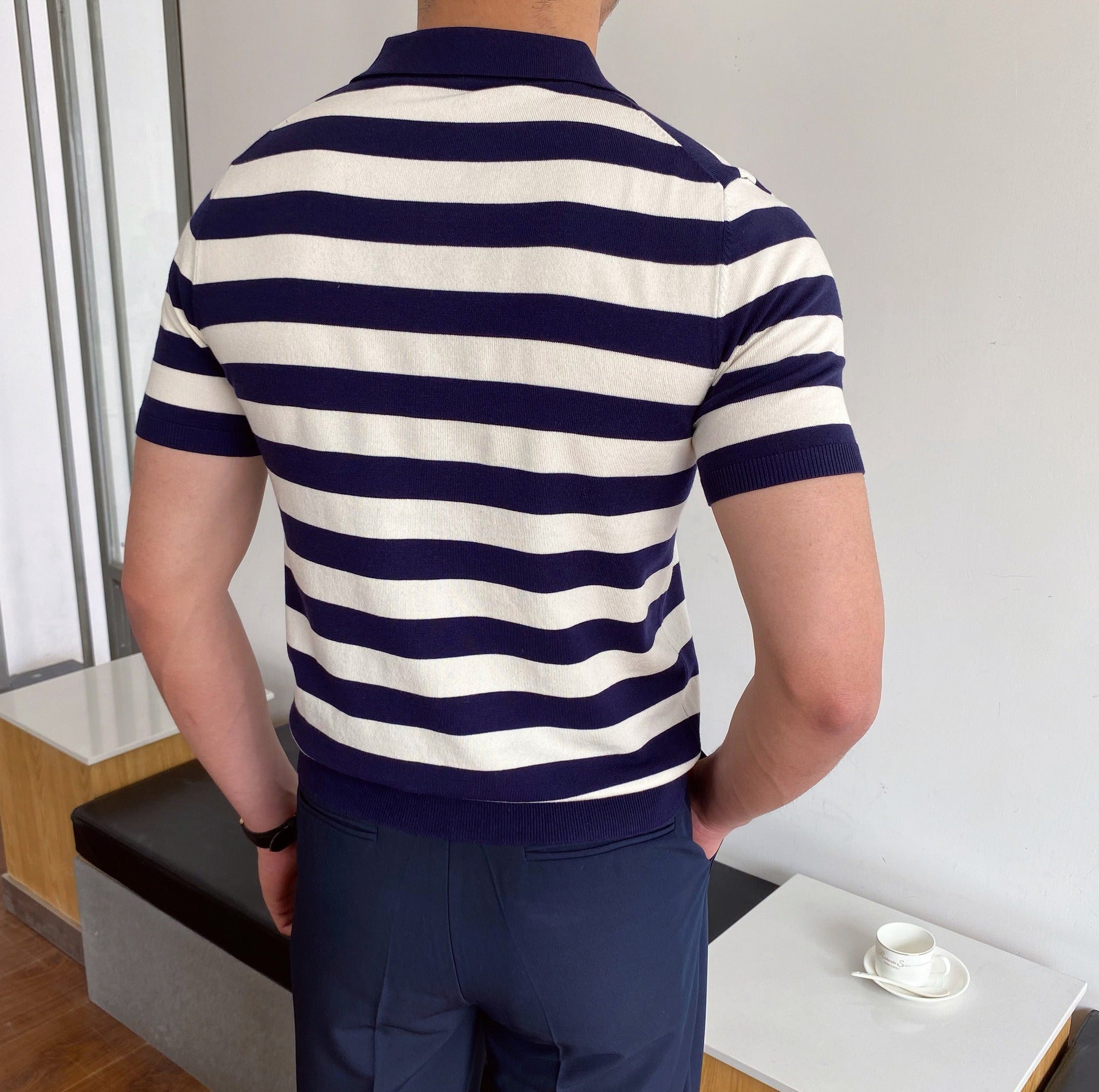 Breit gestreiftes Herren-T-Shirt im Polo-Stil - Adrian