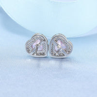 Boucles d'oreilles pour femmes avec un motif en forme de cœur et des détails étincelants