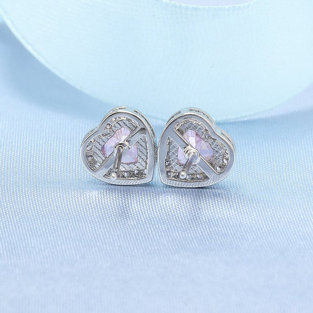 Boucles d'oreilles pour femmes avec un motif en forme de cœur et des détails étincelants