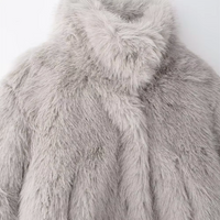 Manteau court pour femme en élégante fourrure synthétique végétalienne - Yuliana