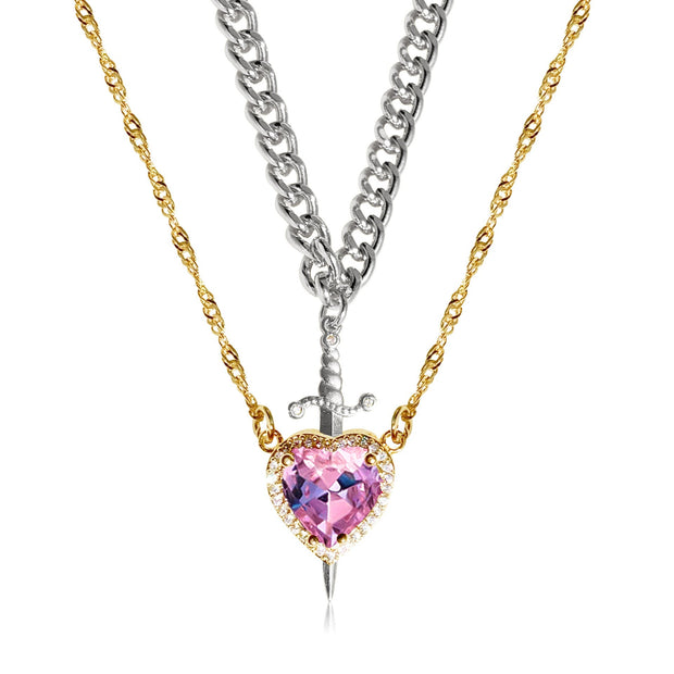 Collier pour femmes avec pendentif en forme de cœur et détails d'épée