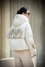 Elvy - Kurze Daunenjacke mit Kapuze und weichen Nähten