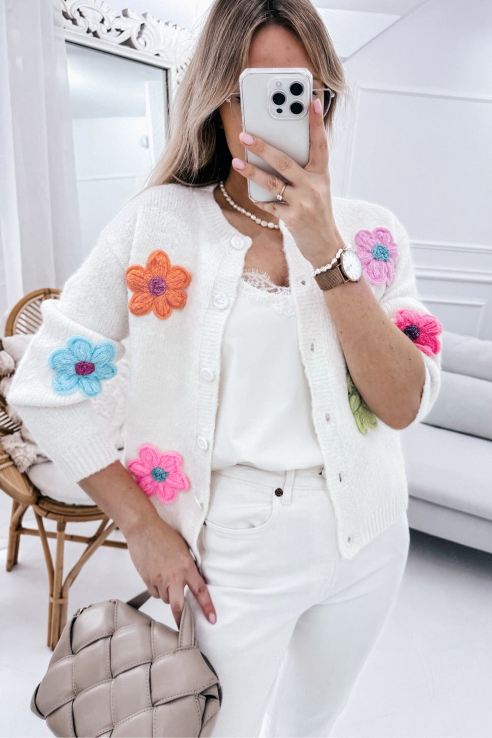 Arielle - Niedliche, gestrickte Strickjacke mit Blumenmuster und Knöpfen