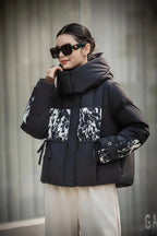 Elvy - Kurze Daunenjacke mit Kapuze und weichen Nähten