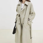 Langer Trenchcoat für Damen mit doppeltem Revers und verstellbarem Gürtel - Maelis