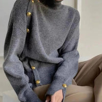 Joena - Rollkragenpullover mit asymmetrischem Knopfdetail