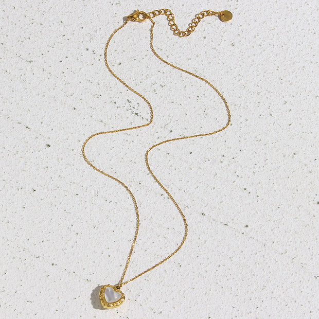 Collier pour femmes avec pendentif en forme de cœur et chaîne fine