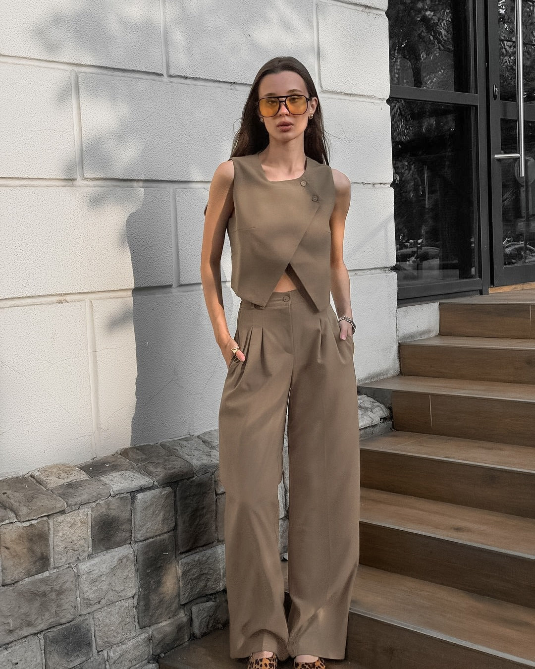 Ärmelloses Damen-Set strukturiertes Oberteil + braune Stoffhose - Siena