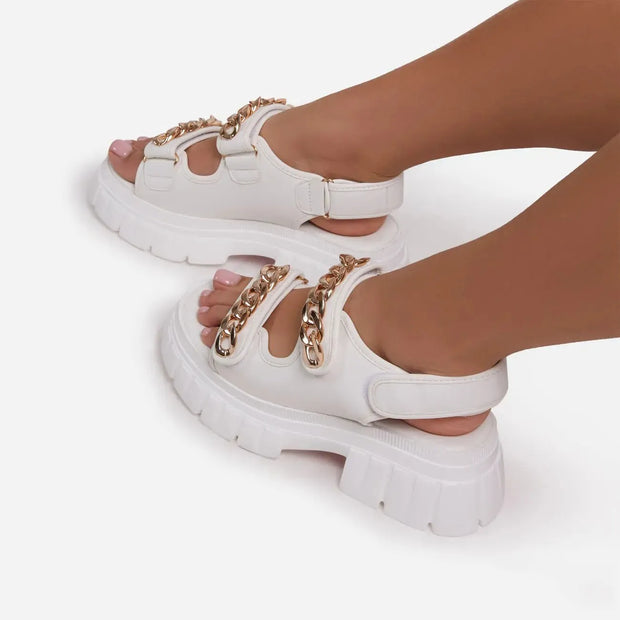 Casandra - Sandales à plateforme à la mode avec boutons de manchette en métal